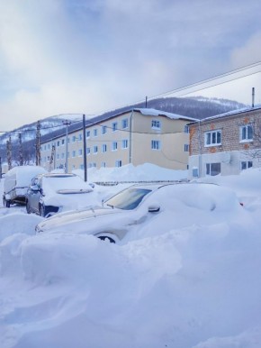 Машины и входы в дома откапывают: в хакасском селе Приисковое и его окрестностях выпало почти два метра снега