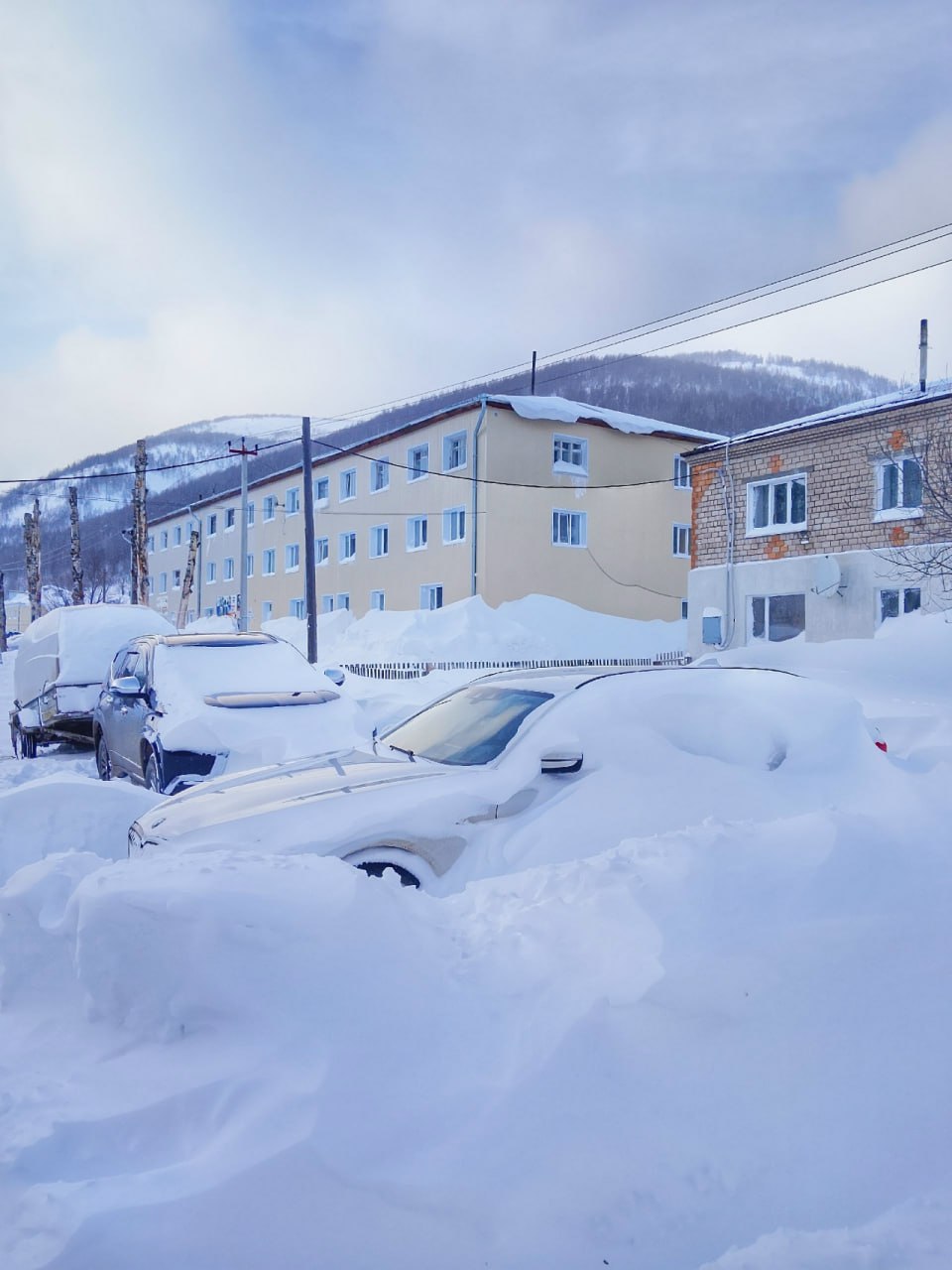 Машины и входы в дома откапывают: в хакасском селе Приисковое и его окрестностях выпало почти два метра снега