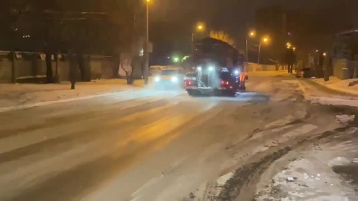 Более 50 единиц техники вышли на дороги Красноярска ночью 25 ноября