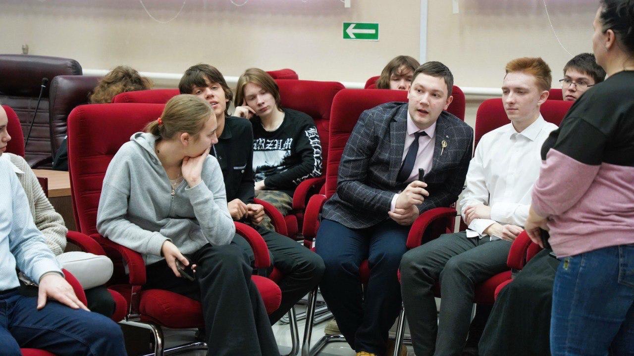 Член Избирательной комиссии края Алина Алмиева и председатель территориальной избирательной комиссии г. Дивногорска Светлана Сморгон выступили в роли экспертов на заседании дискуссионного клуба «Спорный перекресток» редакции... Член Избирательной комиссии края Алина Алмиева и председатель территориальной избирательной комиссии г. Дивногорска Светлана Сморгон выступили в роли экспертов на заседании дискуссионного клуба «Спорный перекресток» редакции...