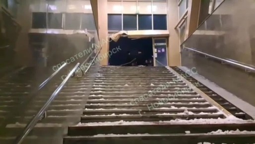 В соседнем Новосибирске 20-летний водитель влетел во входные двери метро, пролетел вниз по лестнице, после чего сбежал с места аварии