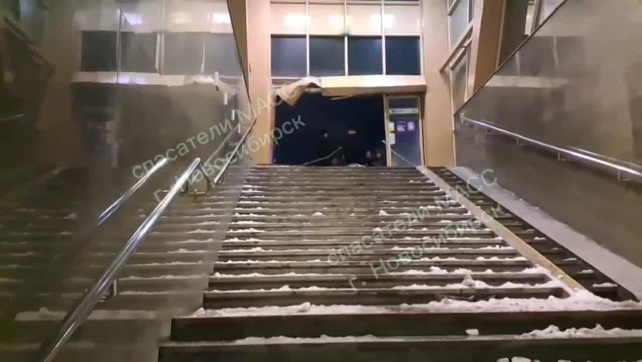 В соседнем Новосибирске 20-летний водитель влетел во входные двери метро, пролетел вниз по лестнице, после чего сбежал с места аварии