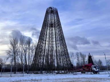 В Красноярске начался монтаж праздничных ёлок