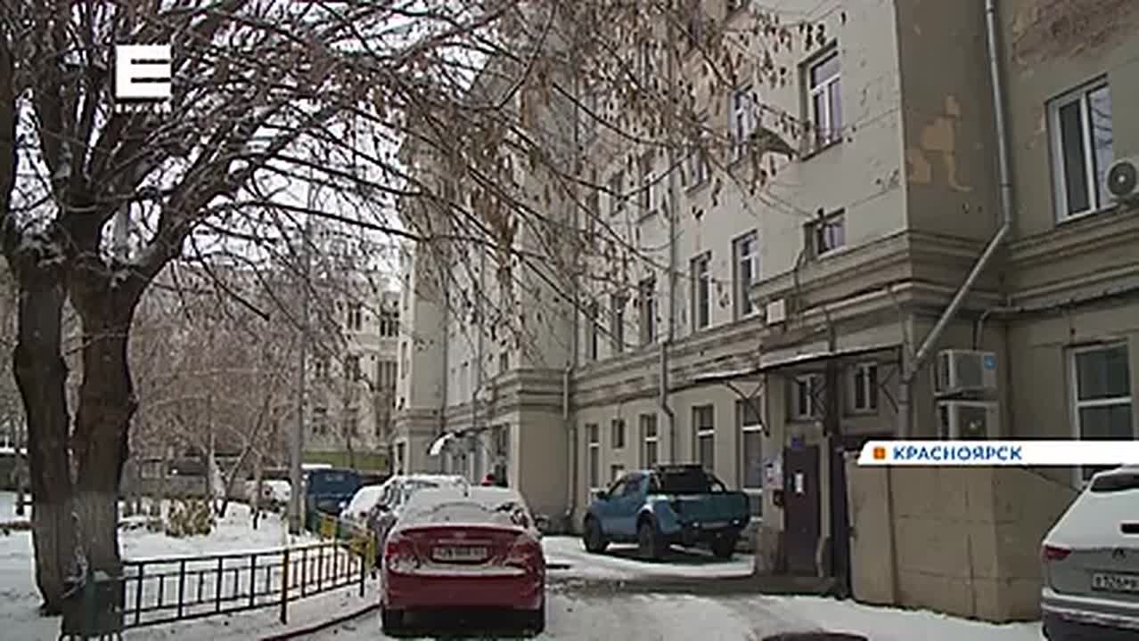 В центре Красноярска продолжают разрушаться фасады домов