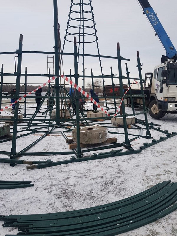 Новогодние елки начали устанавливать в Красноярске Новогодние елки начали устанавливать в Красноярске