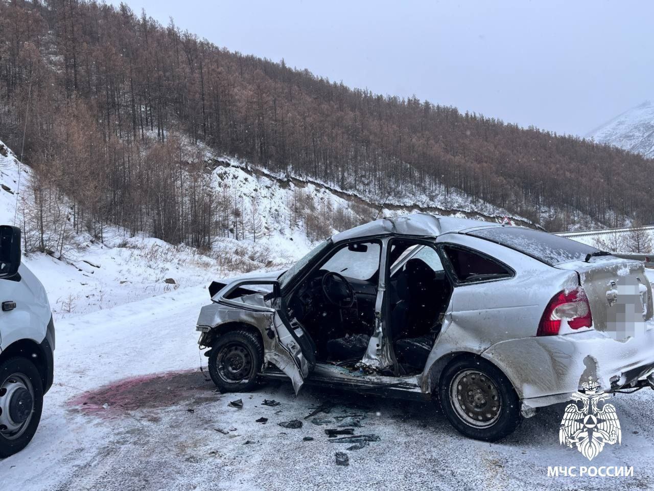 В Туве спасатели деблокировали беременную женщину из покореженной в аварии машины