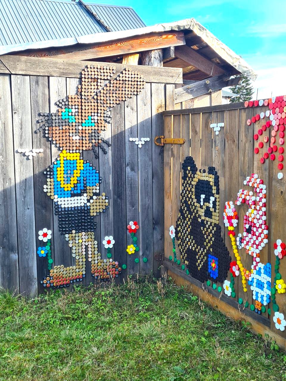 Пенсионерка из края украсила дом панно из пластиковых крышек Пенсионерка из края украсила дом панно из пластиковых крышек