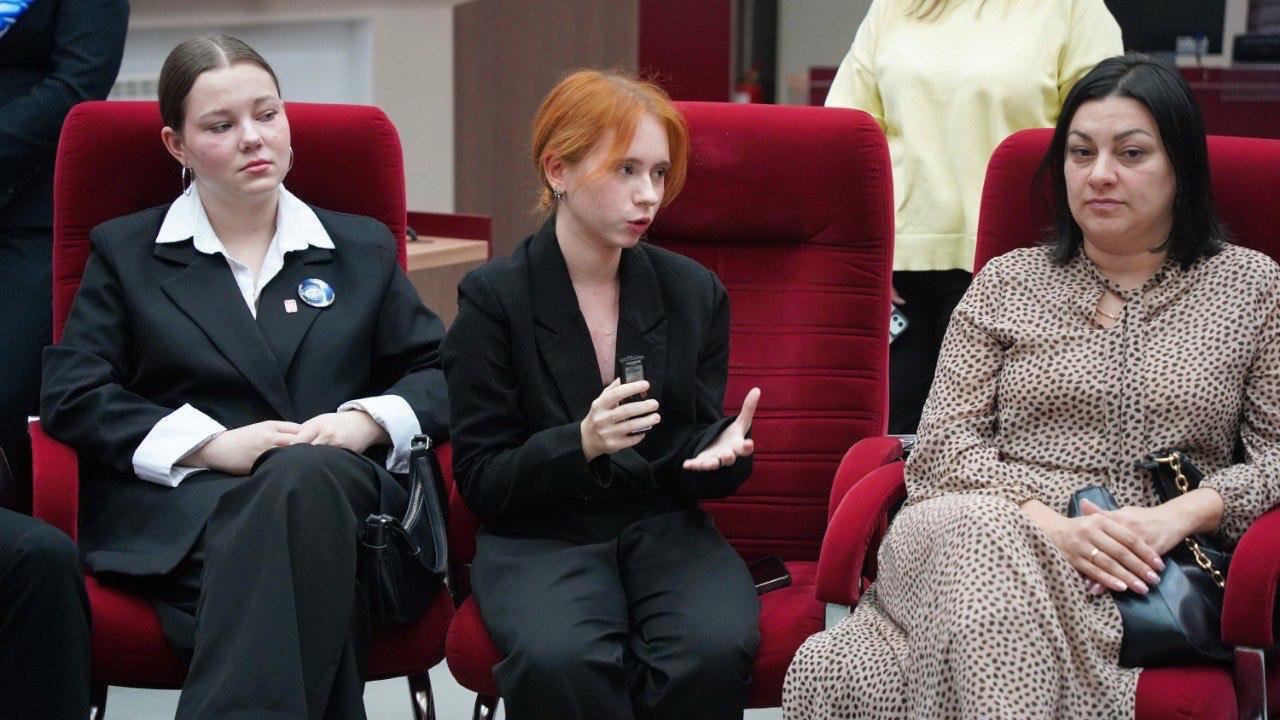 Член Избирательной комиссии края Алина Алмиева и председатель территориальной избирательной комиссии г. Дивногорска Светлана Сморгон выступили в роли экспертов на заседании дискуссионного клуба «Спорный перекресток» редакции... Член Избирательной комиссии края Алина Алмиева и председатель территориальной избирательной комиссии г. Дивногорска Светлана Сморгон выступили в роли экспертов на заседании дискуссионного клуба «Спорный перекресток» редакции...