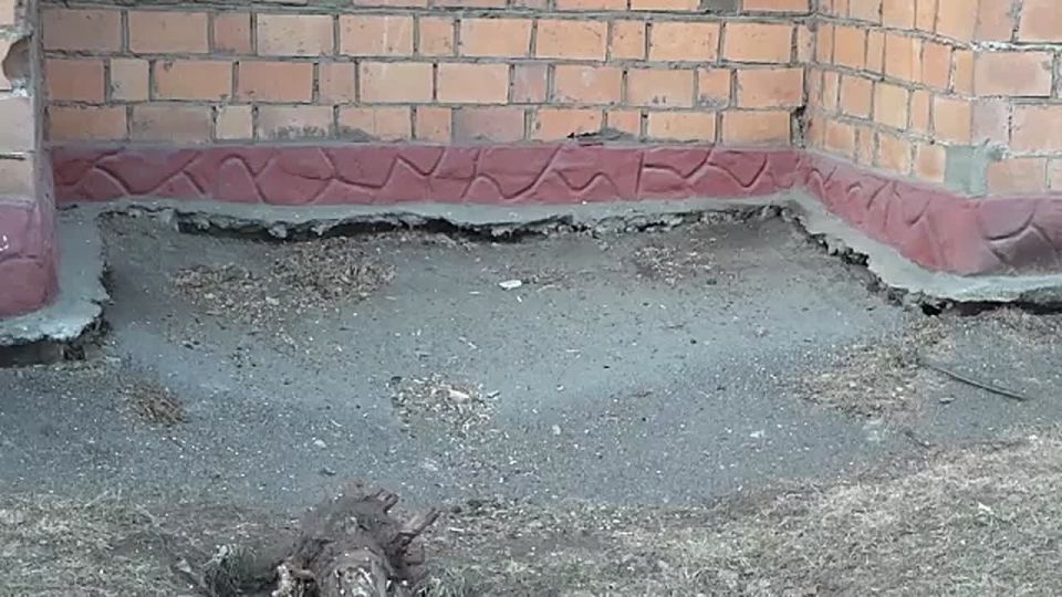 АВАРИЙНОМУ ДОМУ НА БОГРАДА ДЕЛАЮТ НОВУЮ КИРПИЧНУЮ СТЕНУ