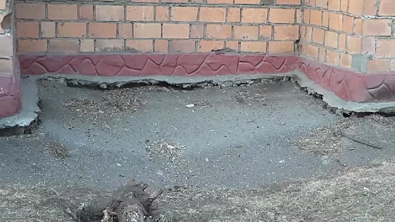 АВАРИЙНОМУ ДОМУ НА БОГРАДА ДЕЛАЮТ НОВУЮ КИРПИЧНУЮ СТЕНУ