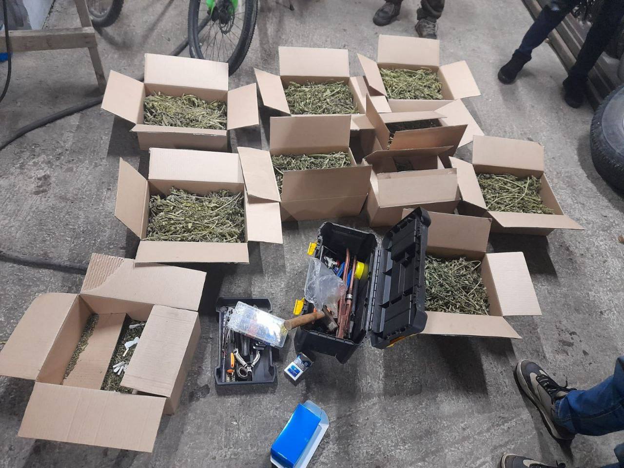 В Емельяновском районе полицейские задержали подозреваемого в хранении наркотических средств