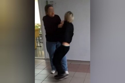 «Я из-за вас к психологу буду ходить!»: в Красноярске расторгли договор с учительницей, которая набросилась на школьника из-за сменной обуви