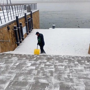 Парки и набережные Красноярска продолжают приводить в порядок после снегопада