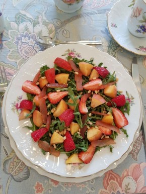 Летний рай на вашем столе: салат с куриным карпаччо, персиками и клубникой