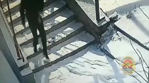 Центральный районный суд Красноярска приговорил местного жителя к 2 годам 7 месяцам колонии строгого режима за кражу мобильного телефона