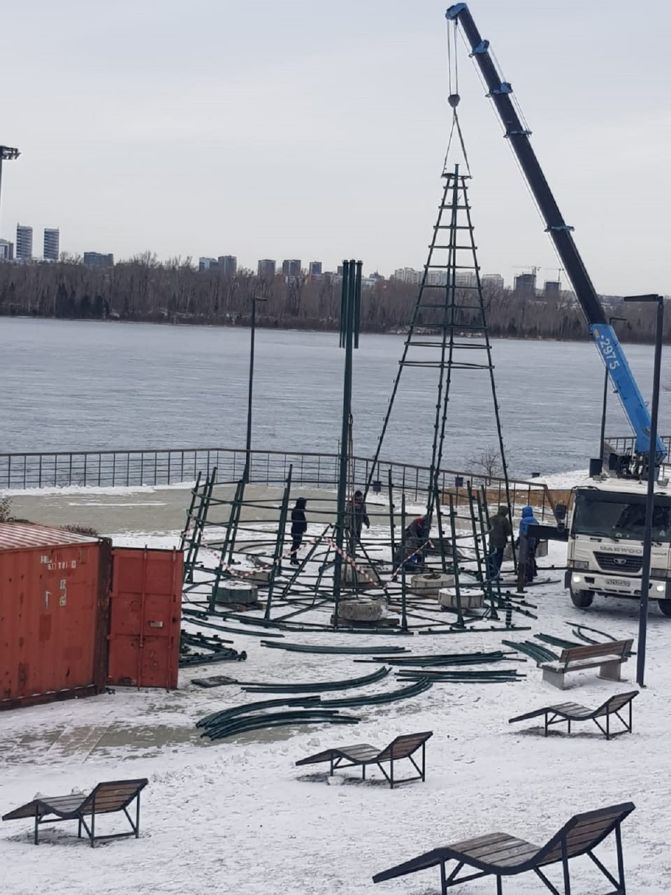 Новогодние елки начали устанавливать в Красноярске Новогодние елки начали устанавливать в Красноярске