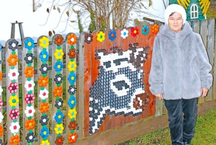 Пенсионерка из края украсила дом панно из пластиковых крышек