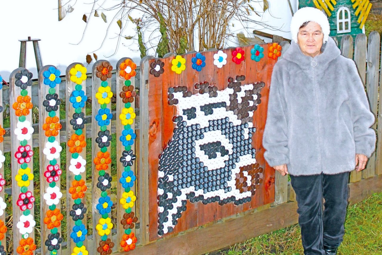 Пенсионерка из края украсила дом панно из пластиковых крышек