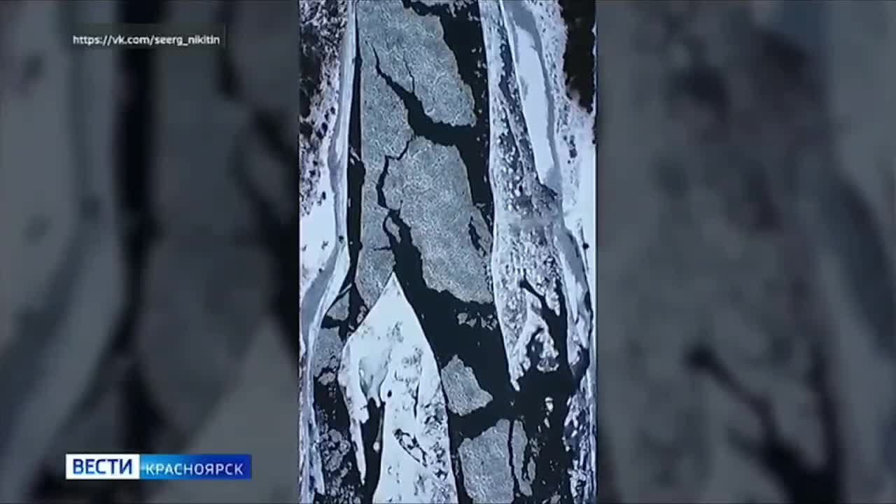 Река Мана постепенно покрывается льдом