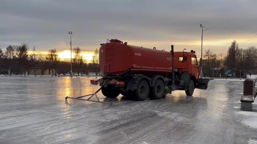 В Красноярске начали заливать каток на острове Татышев