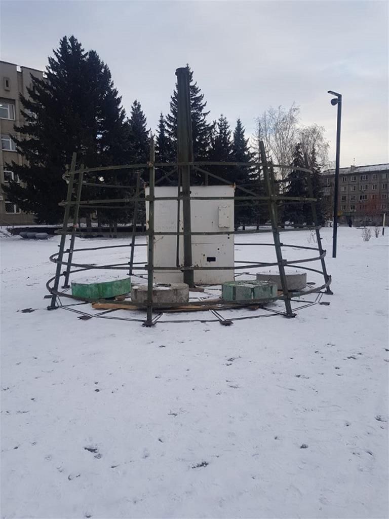 В Красноярске начался монтаж праздничных ёлок В Красноярске начался монтаж праздничных ёлок