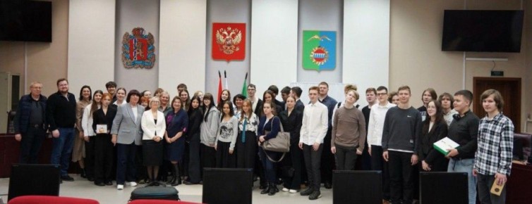 Член Избирательной комиссии края Алина Алмиева и председатель территориальной избирательной комиссии г. Дивногорска Светлана Сморгон выступили в роли экспертов на заседании дискуссионного клуба «Спорный перекресток» редакции...