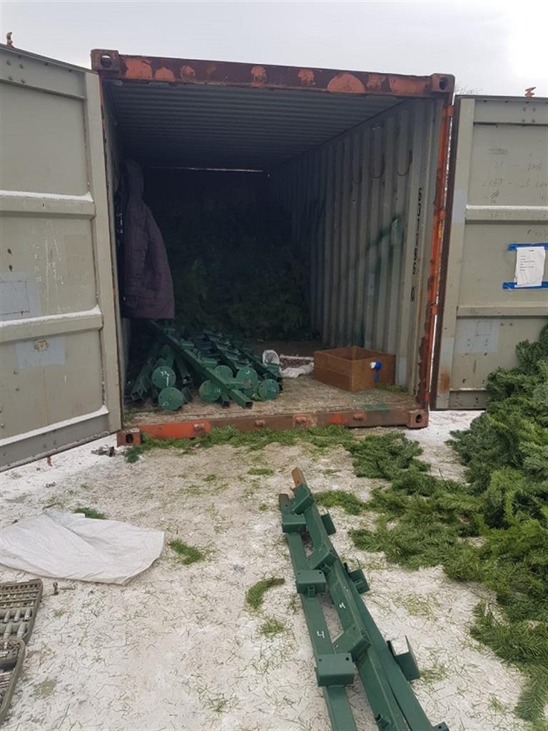 Новогодние елки начали устанавливать в Красноярске Новогодние елки начали устанавливать в Красноярске