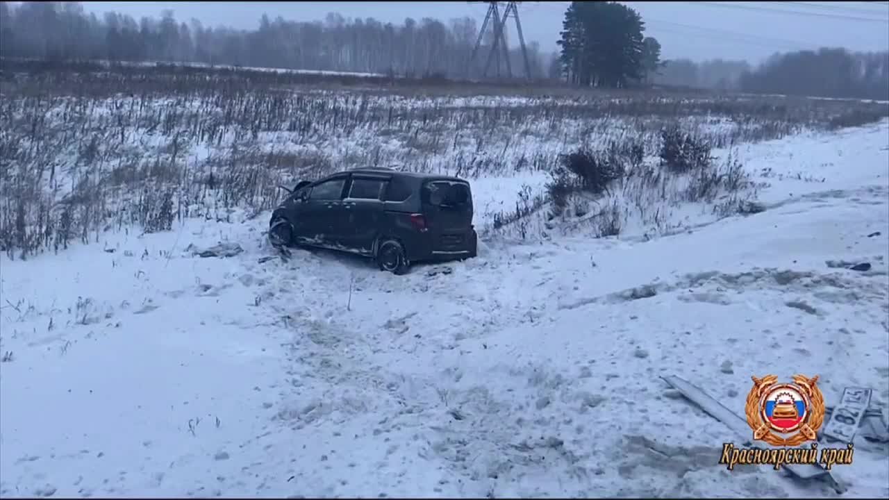 В Канском округе полицейские работают на месте ДТП, в котором погиб водитель