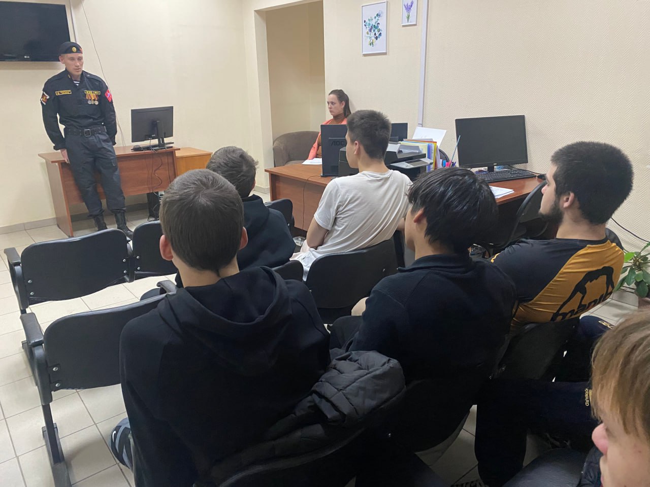 В филиале №1 по Советскому району г. Красноярска УИИ ГУФСИН прошла встреча осужденных к наказаниям без лишения свободы с ветераном СВО Григорием Дьяковым