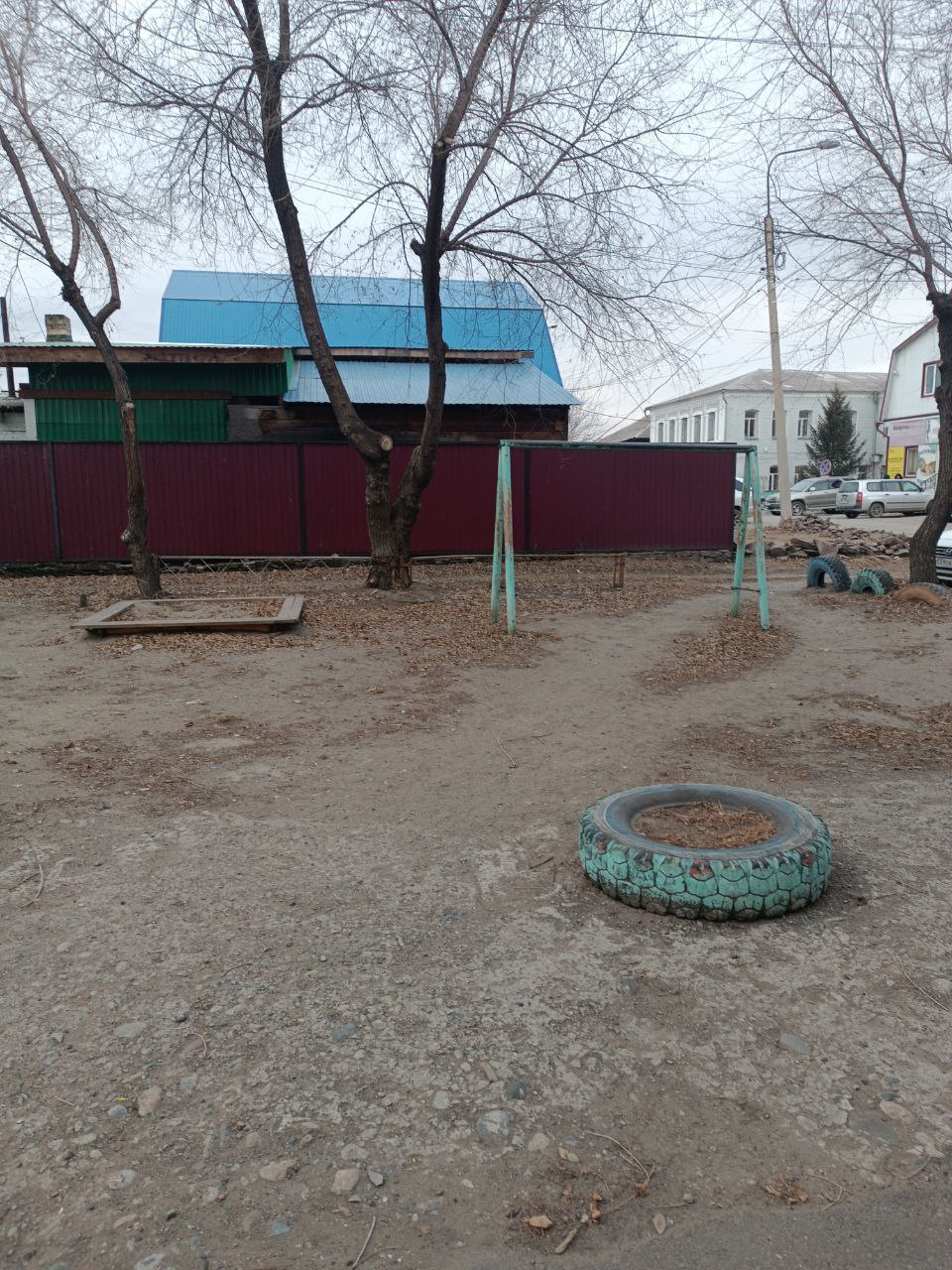 В Минусинске на улице Профсоюзов, дом 52 (первый этаж дома занимает физиополиклиника), демонтировали детскую площадку В Минусинске на улице Профсоюзов, дом 52 (первый этаж дома занимает физиополиклиника), демонтировали детскую площадку