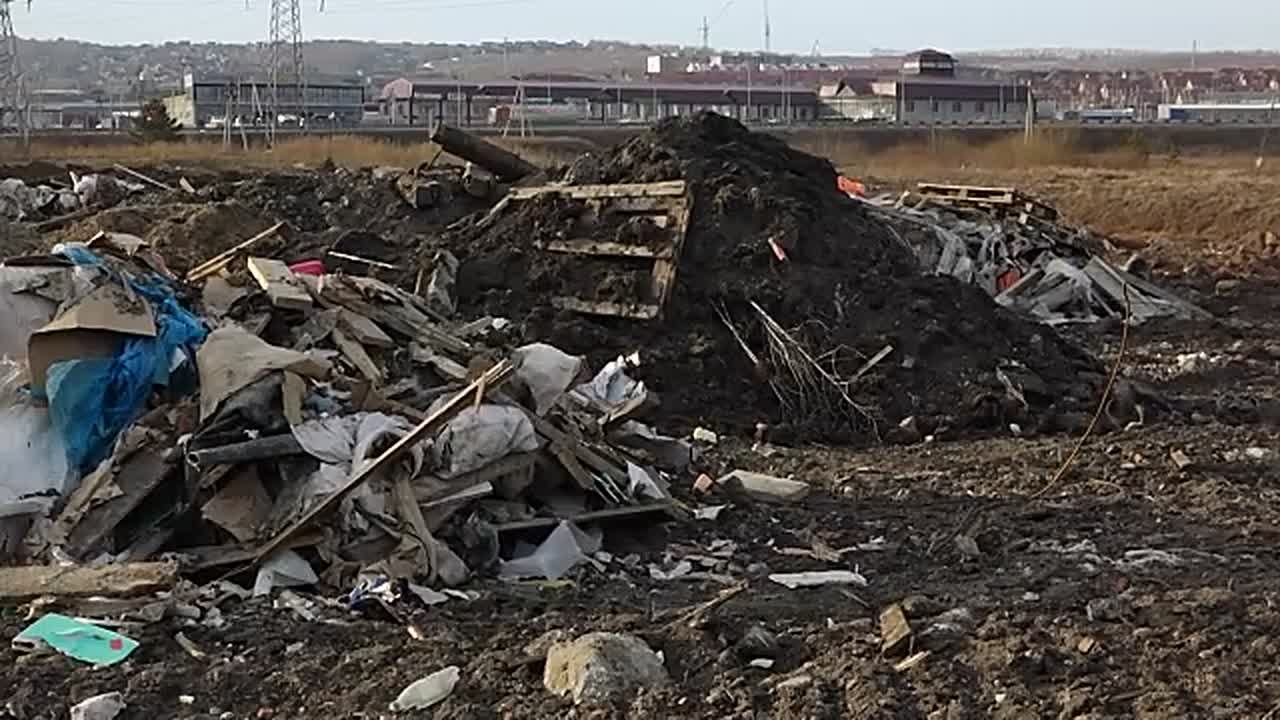 ЗАХЛАМЛЕНИЕ НА КАЧЕ. Свалка на берегу реки