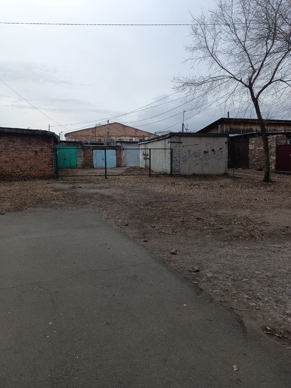 В Минусинске на улице Профсоюзов, дом 52 (первый этаж дома занимает физиополиклиника), демонтировали детскую площадку В Минусинске на улице Профсоюзов, дом 52 (первый этаж дома занимает физиополиклиника), демонтировали детскую площадку