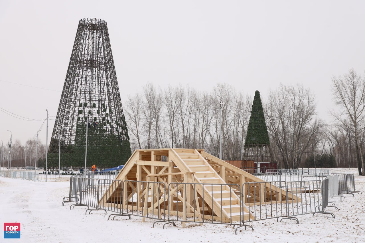 На острове Татышев началась сборка главной городской ёлки