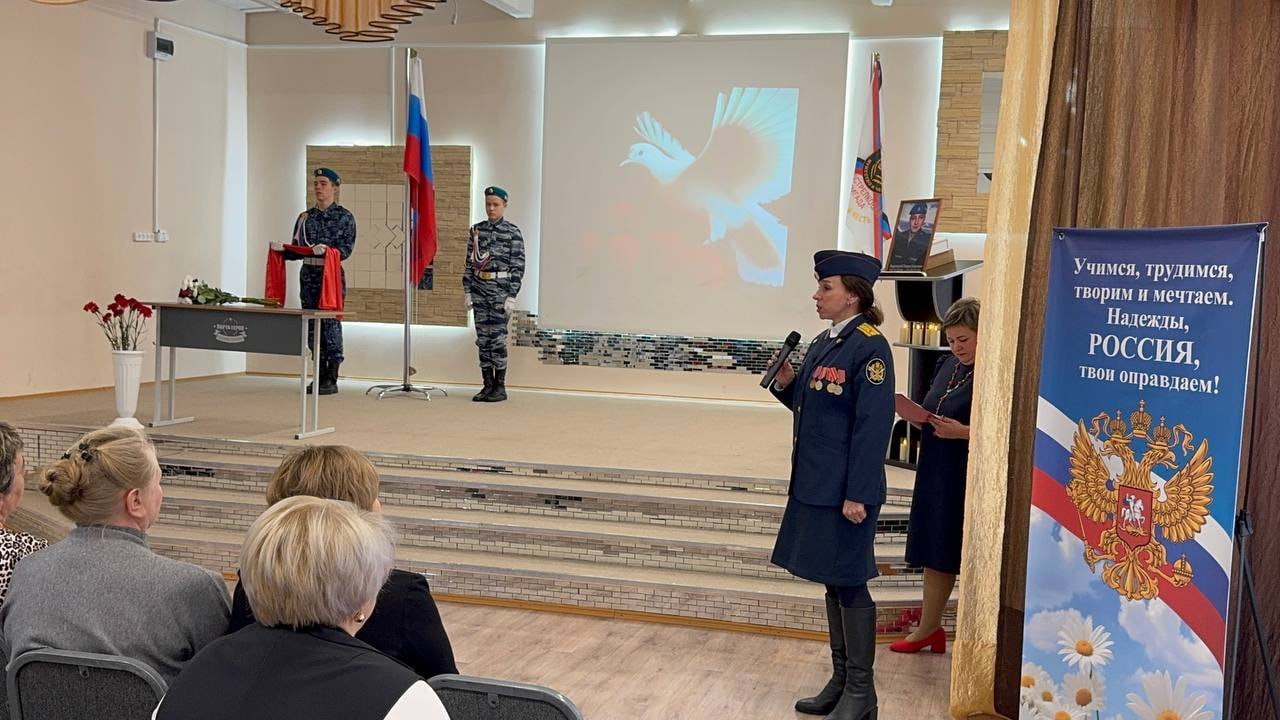 Сотрудники ИК-42 приняли участие в церемонии открытия Парты Героя в Октябрьской средней школе №9 Богучанского муниципального округа Сотрудники ИК-42 приняли участие в церемонии открытия Парты Героя в Октябрьской средней школе №9 Богучанского муниципального округа