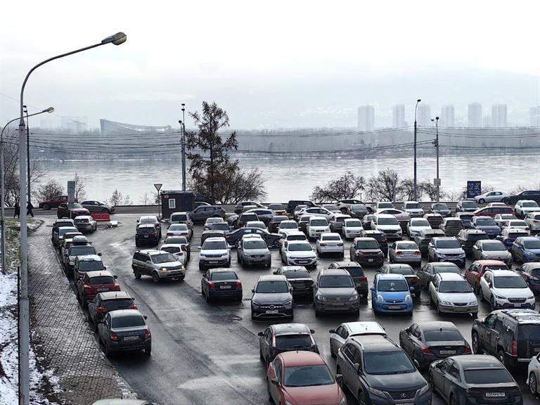 Платная парковка возле Коммунального моста заработает 27 ноября