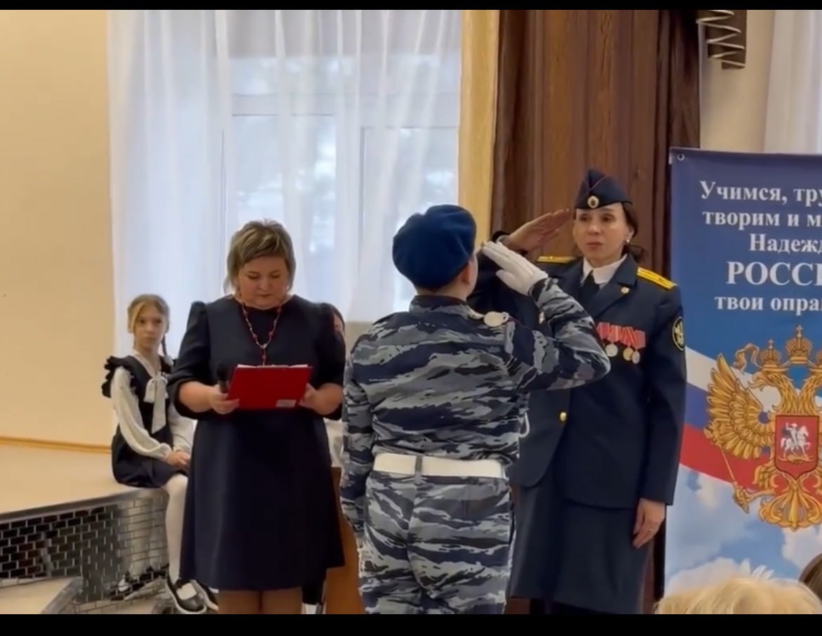 Сотрудники ИК-42 приняли участие в церемонии открытия Парты Героя в Октябрьской средней школе №9 Богучанского муниципального округа Сотрудники ИК-42 приняли участие в церемонии открытия Парты Героя в Октябрьской средней школе №9 Богучанского муниципального округа