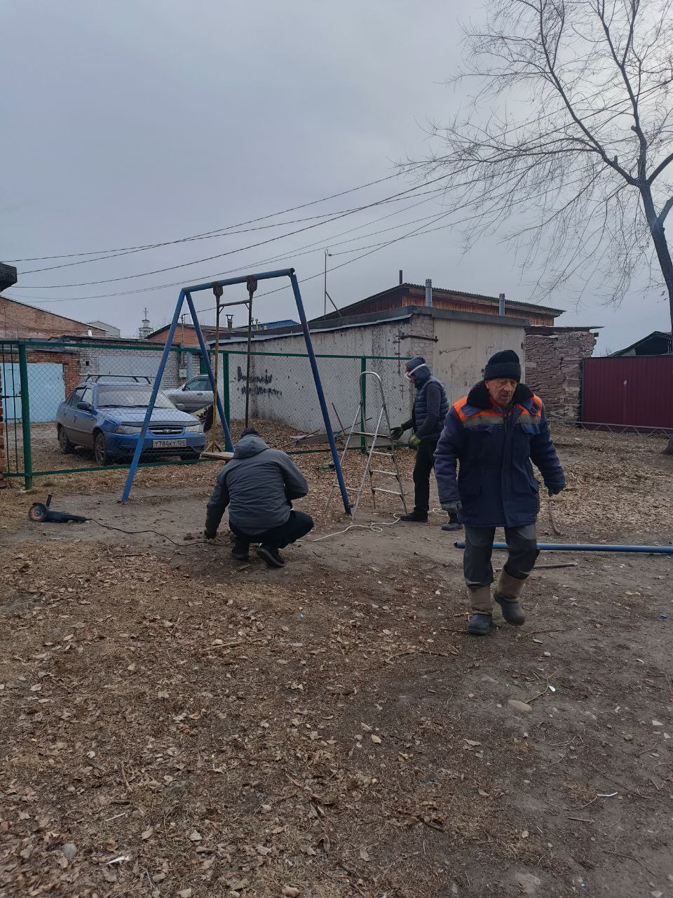 В Минусинске на улице Профсоюзов, дом 52 (первый этаж дома занимает физиополиклиника), демонтировали детскую площадку