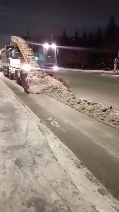 Сегодня ночью в Красноярске впервые в сезоне приступили к работе два больших комплекта снегоуборочной техники