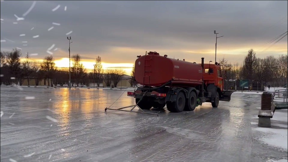 В Красноярске на острове Татышев начали заливать каток