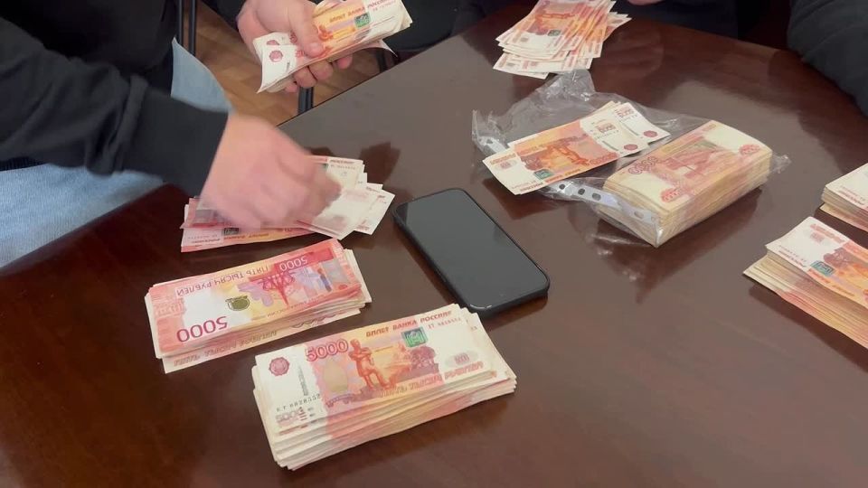 Бдительный водитель такси помог спасти от мошенников сбережения красноярской пенсионерки