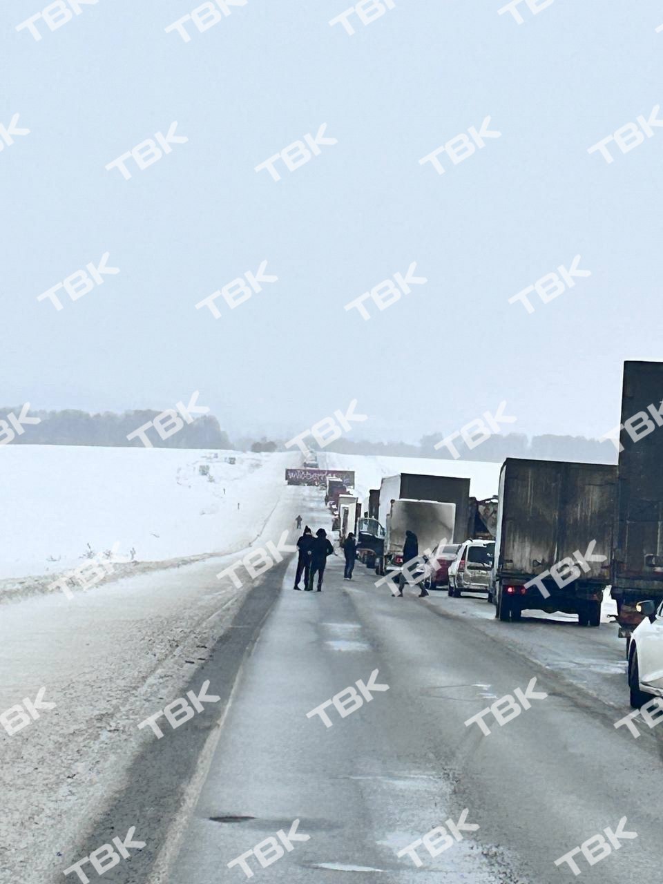 Фура Wildberries перегородила трассу у Боготола