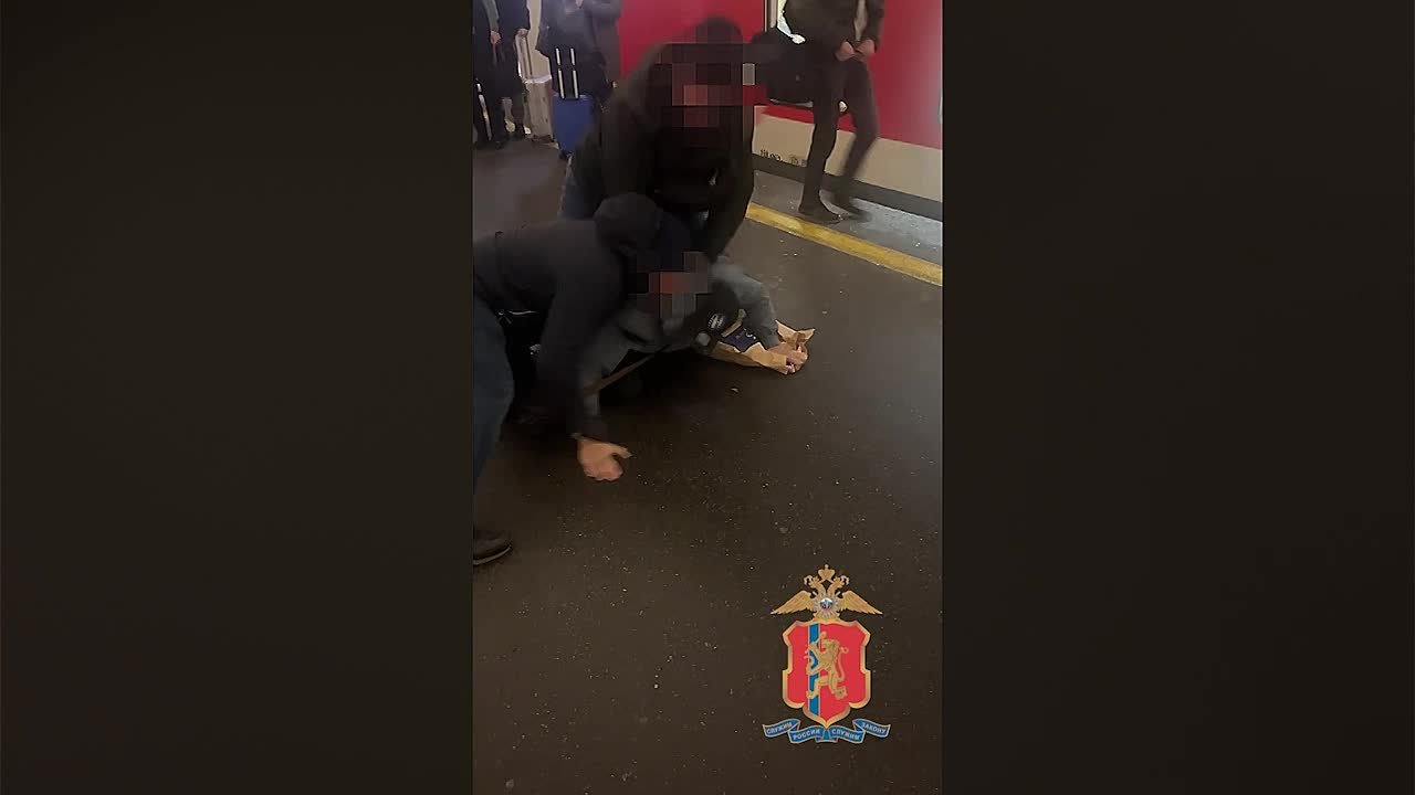 Полицейские из Красноярского края задержали в Санкт-Петербурге курьера дистанционных мошенников, забравшего у сибирской пенсионерки около 1 200 000 рублей