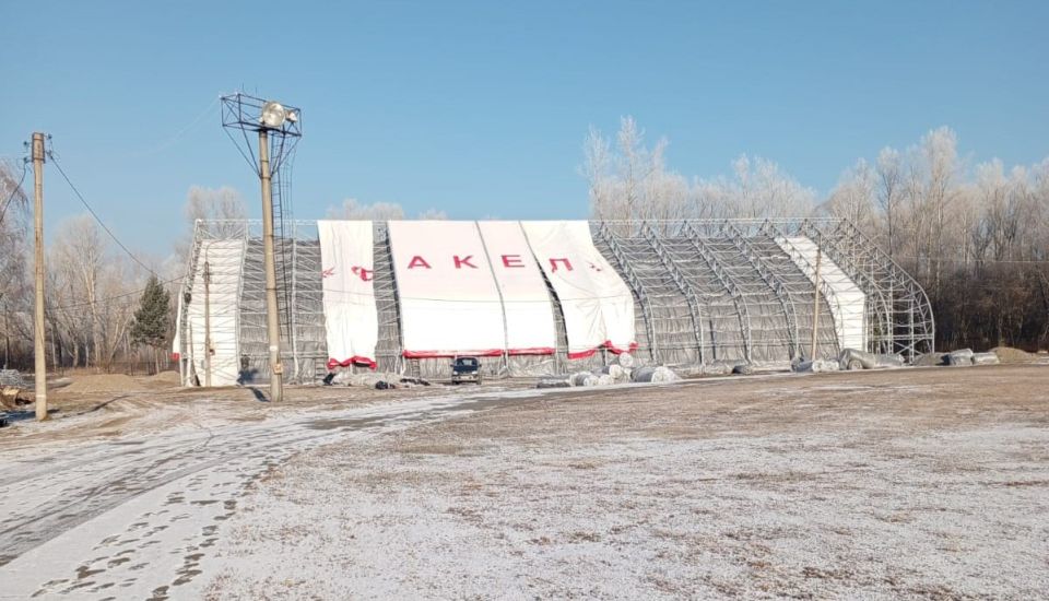 В Шушенском завершается строительство нового футбольного манежа