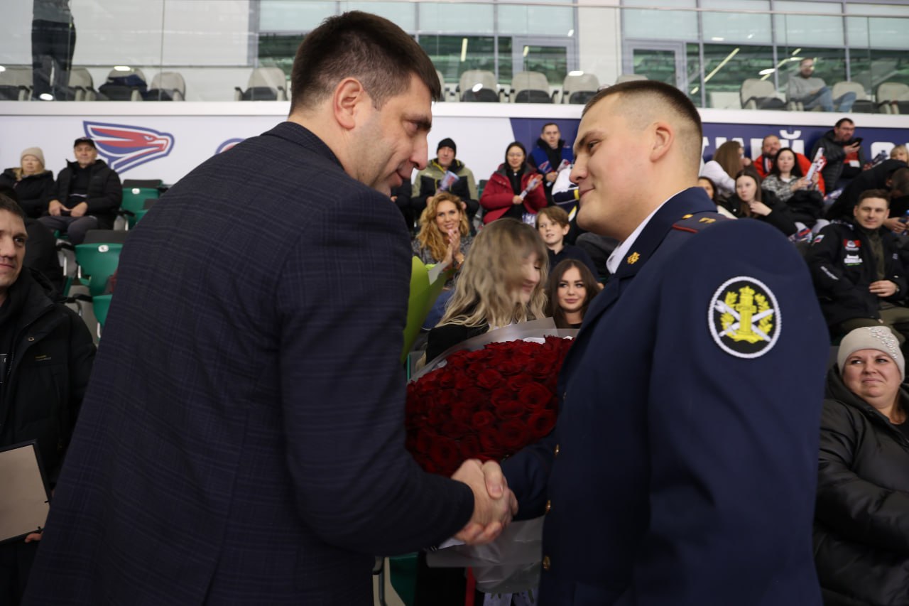 Сотрудник ИК-6 Сергей Щукин сделал предложение руки и сердца на игре красноярского хоккейного клуба «Сокол» с казанским «Барсом» в Красноярске Сотрудник ИК-6 Сергей Щукин сделал предложение руки и сердца на игре красноярского хоккейного клуба «Сокол» с казанским «Барсом» в Красноярске