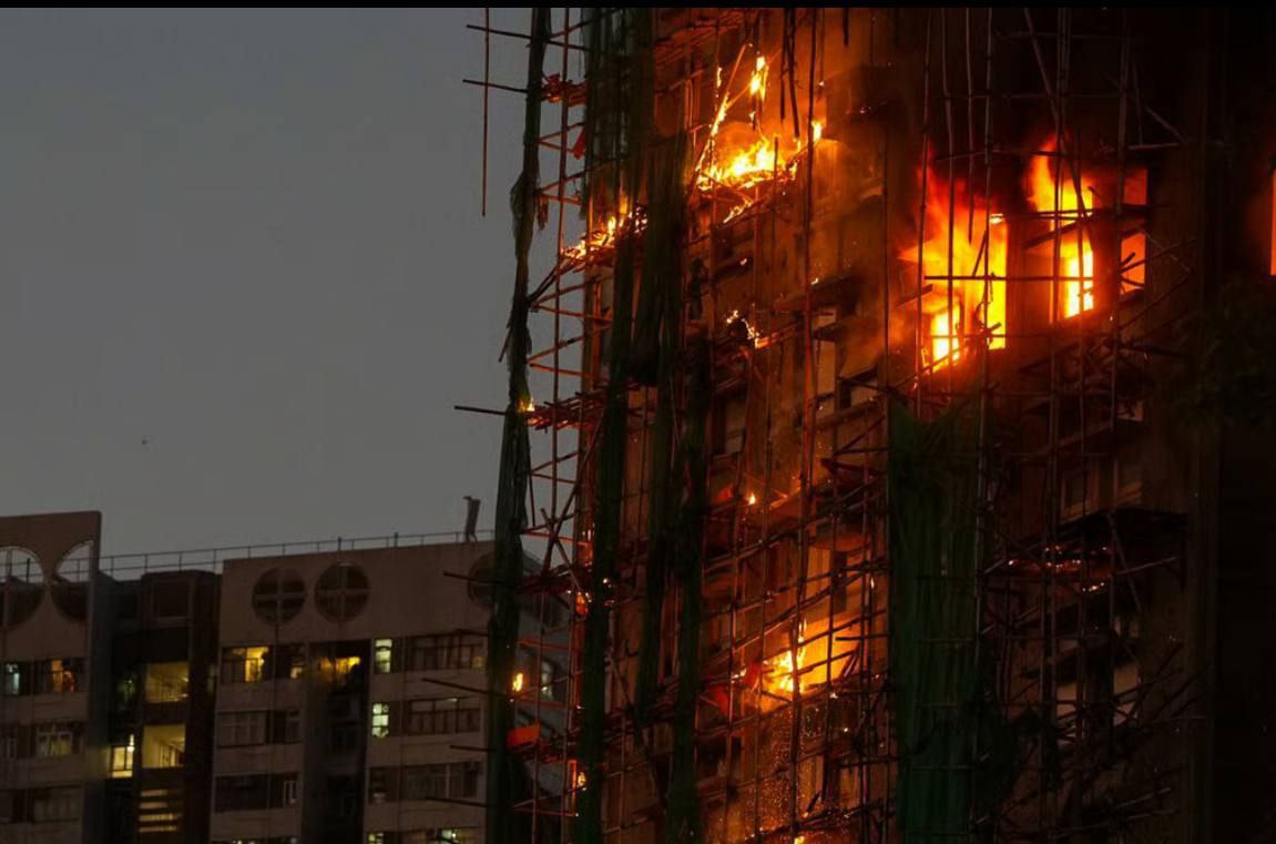 Страшный пожар в высотном жилом комплексе в Гонконге Страшный пожар в высотном жилом комплексе в Гонконге