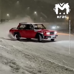 От снежной каши на дорогах Красноярска водители не в восторге, а вот молодёжь балдеет