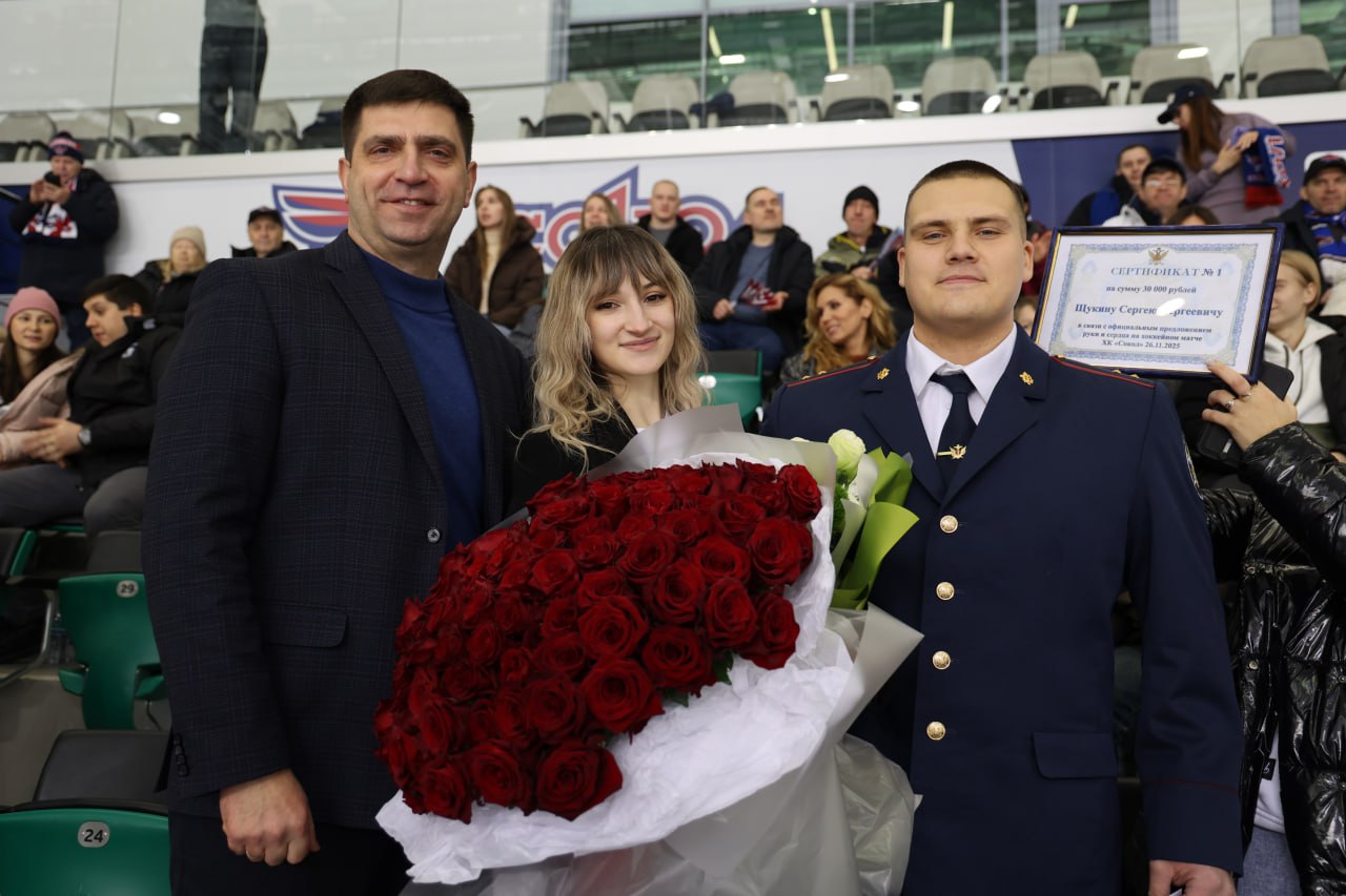 Сотрудник ИК-6 Сергей Щукин сделал предложение руки и сердца на игре красноярского хоккейного клуба «Сокол» с казанским «Барсом» в Красноярске Сотрудник ИК-6 Сергей Щукин сделал предложение руки и сердца на игре красноярского хоккейного клуба «Сокол» с казанским «Барсом» в Красноярске