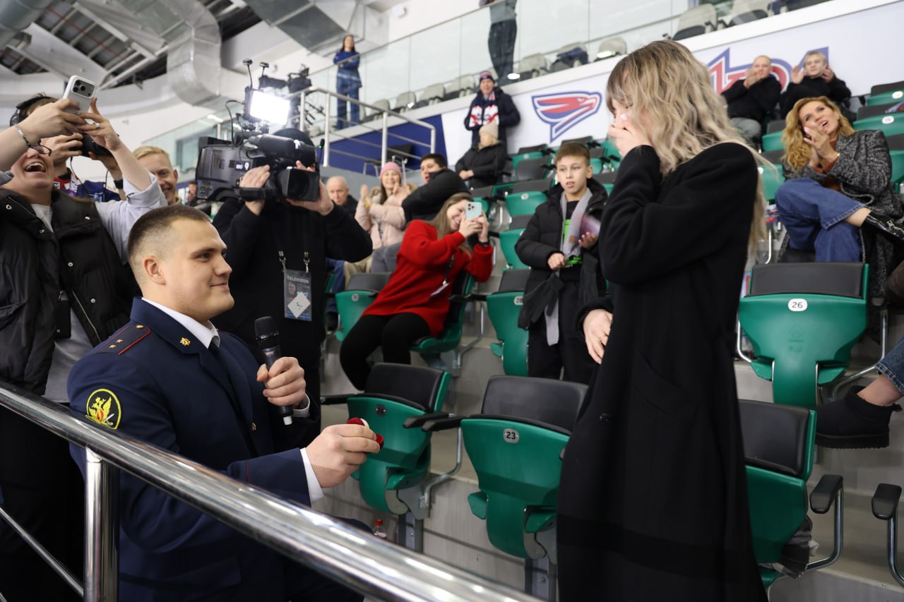 Сотрудник ИК-6 Сергей Щукин сделал предложение руки и сердца на игре красноярского хоккейного клуба «Сокол» с казанским «Барсом» в Красноярске