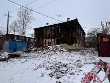 В красноярском микрорайоне Покровка демонтируют аварийный 67-летний двухэтажный деревянный дом, который находится на улице Полярная, 106