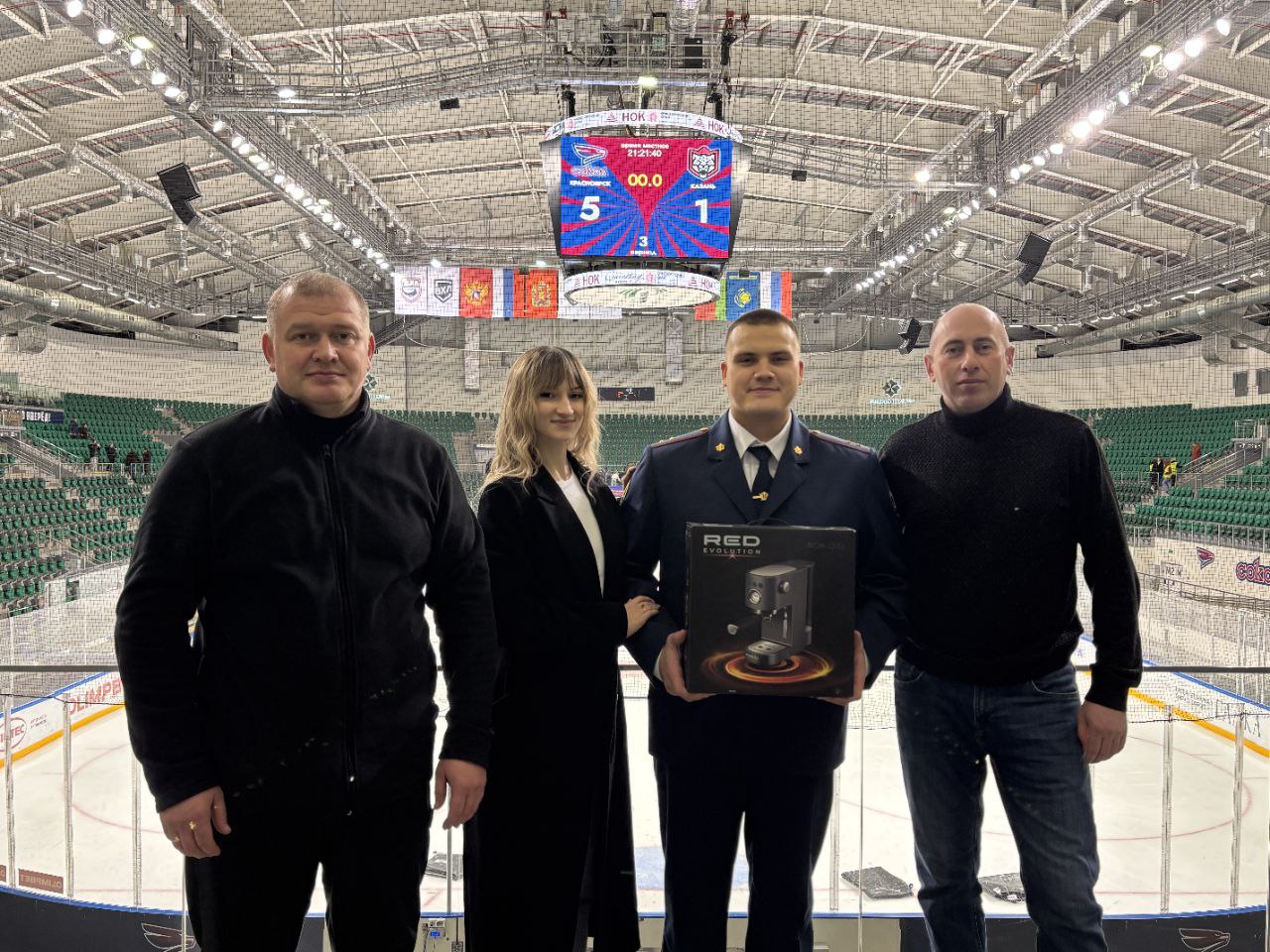 Предложение руки и сердца на игре красноярского ХК «Сокол» сделал сотрудник ИК-6 Сергей Щукин Предложение руки и сердца на игре красноярского ХК «Сокол» сделал сотрудник ИК-6 Сергей Щукин